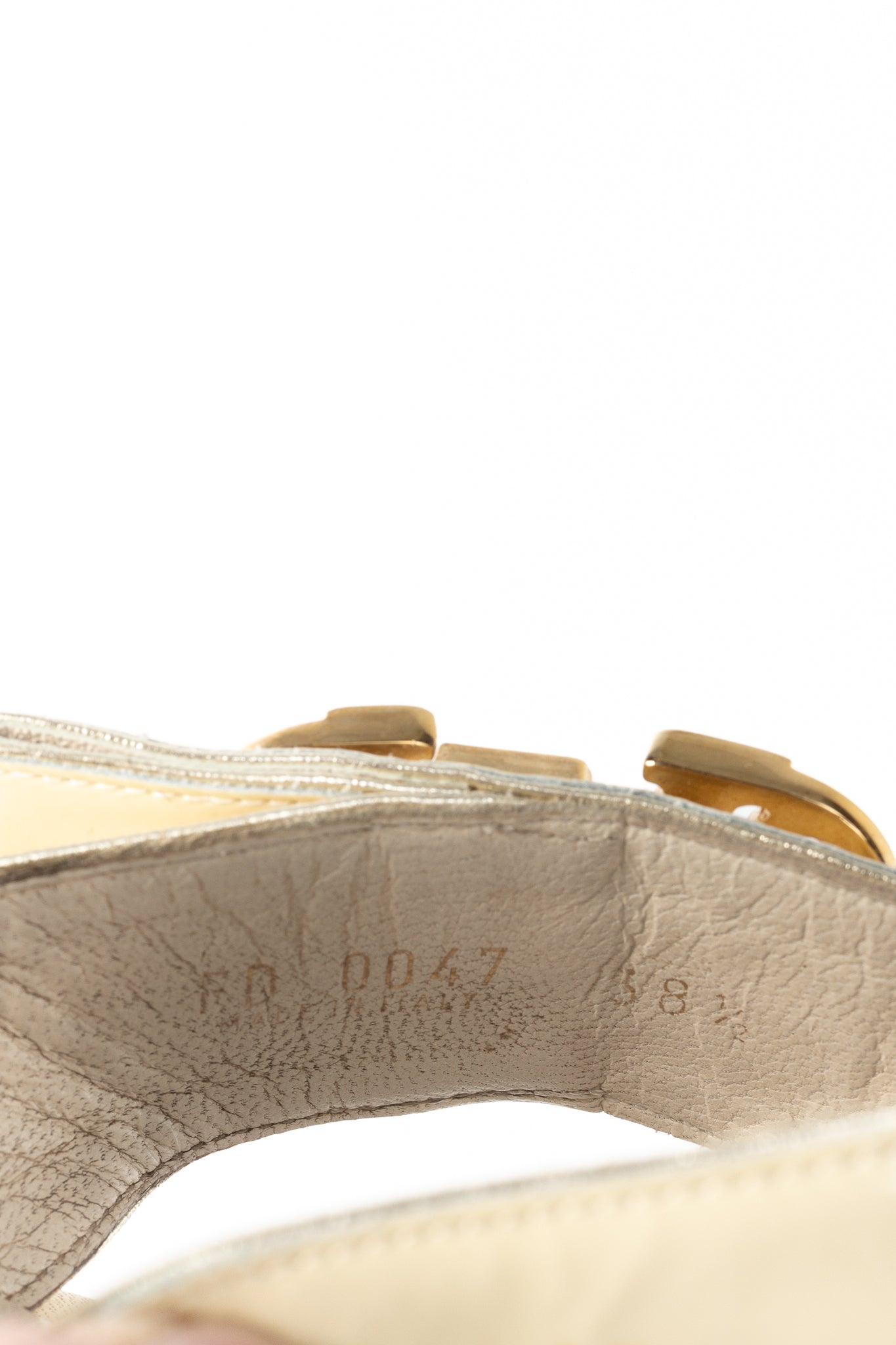 Louis Vuitton Zoé Blanc Patent-Leather LV Flat Thong Sandals