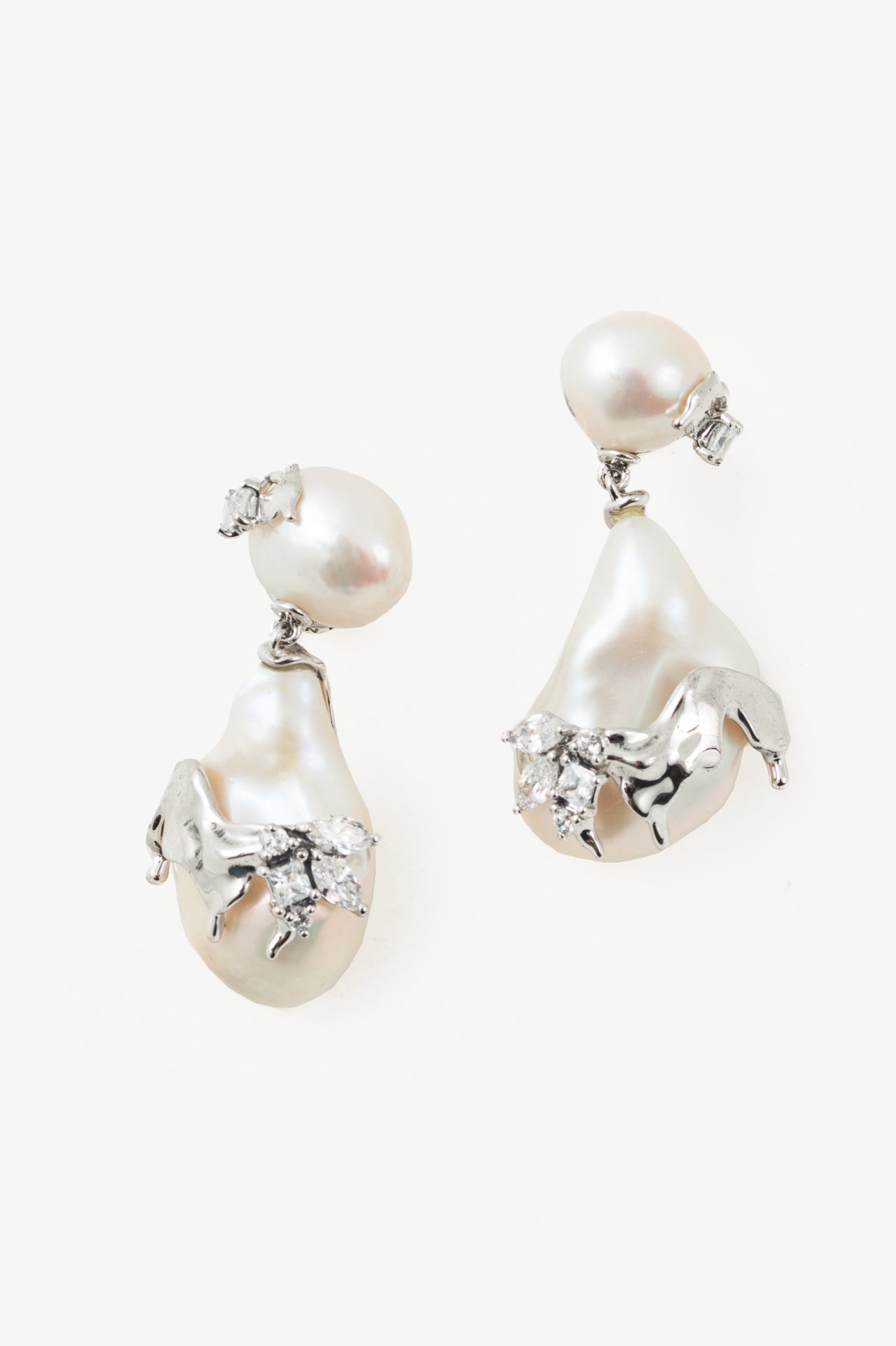 SHUSHU/TONG x Yumin White Pearl Irregular Drop Earrings