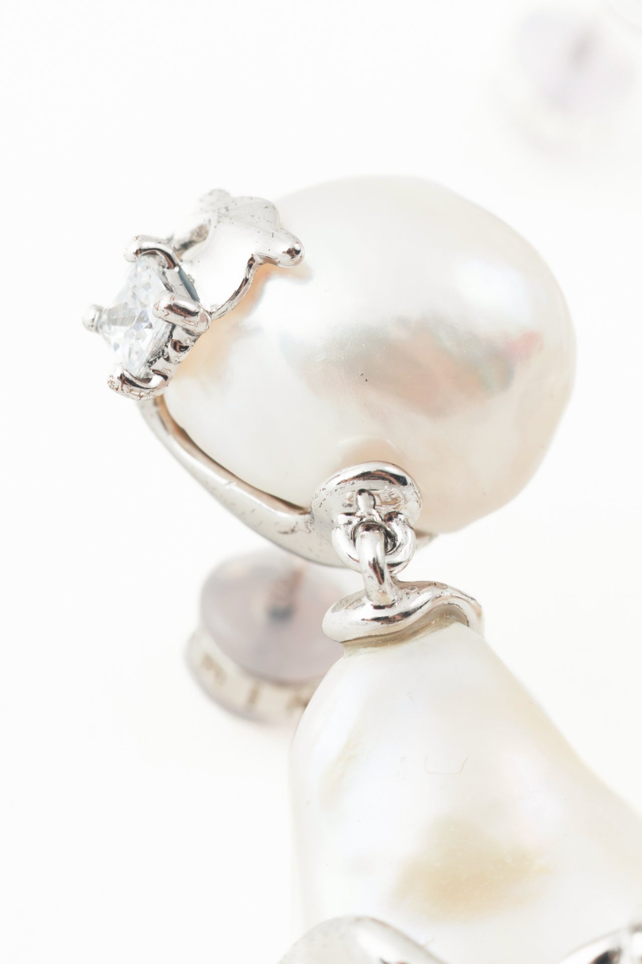 SHUSHU/TONG x Yumin White Pearl Irregular Drop Earrings