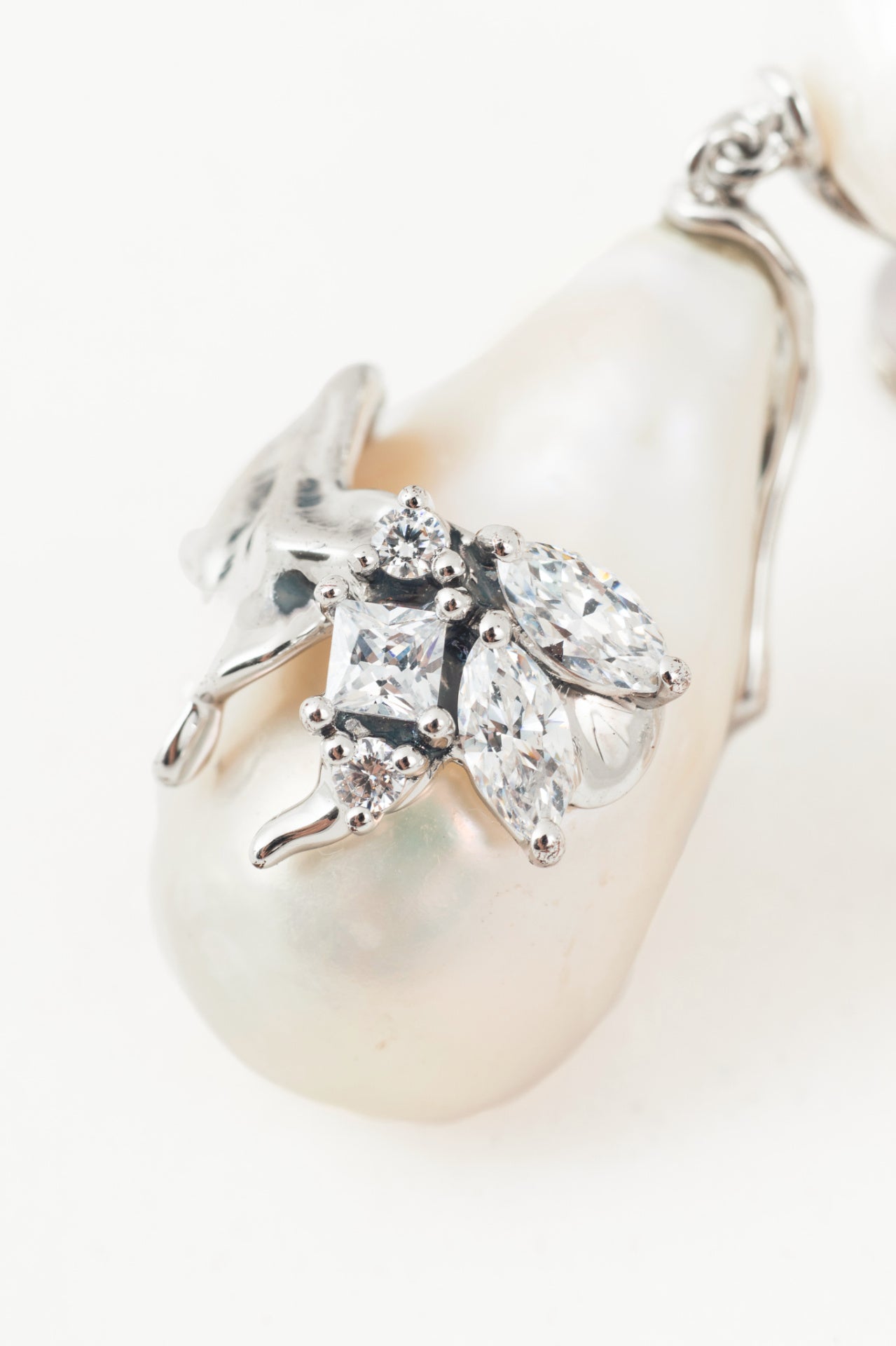 SHUSHU/TONG x Yumin White Pearl Irregular Drop Earrings