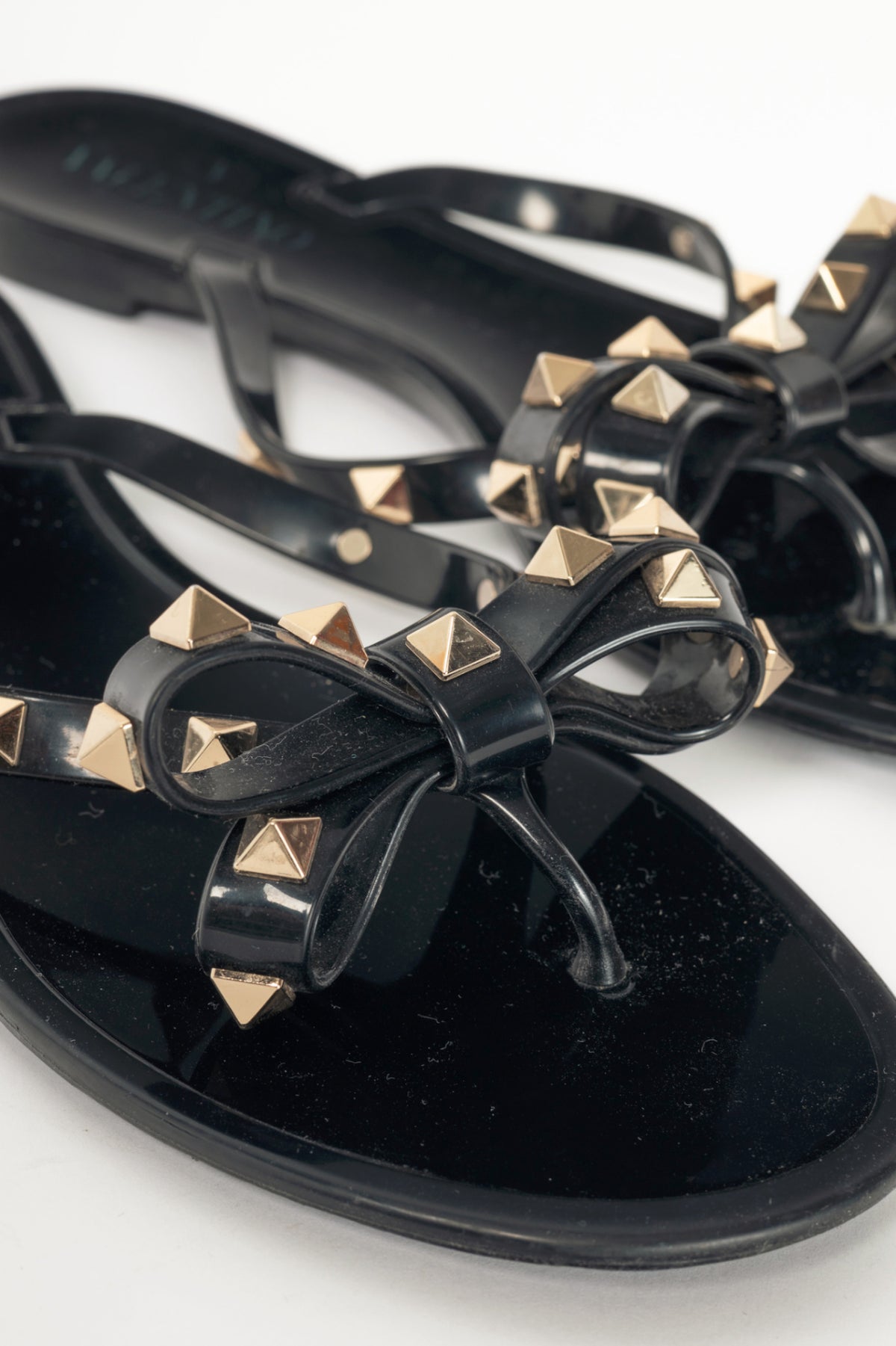 Valentino Garavani Nero Rockstud Bow Jelly Thong Sandals 