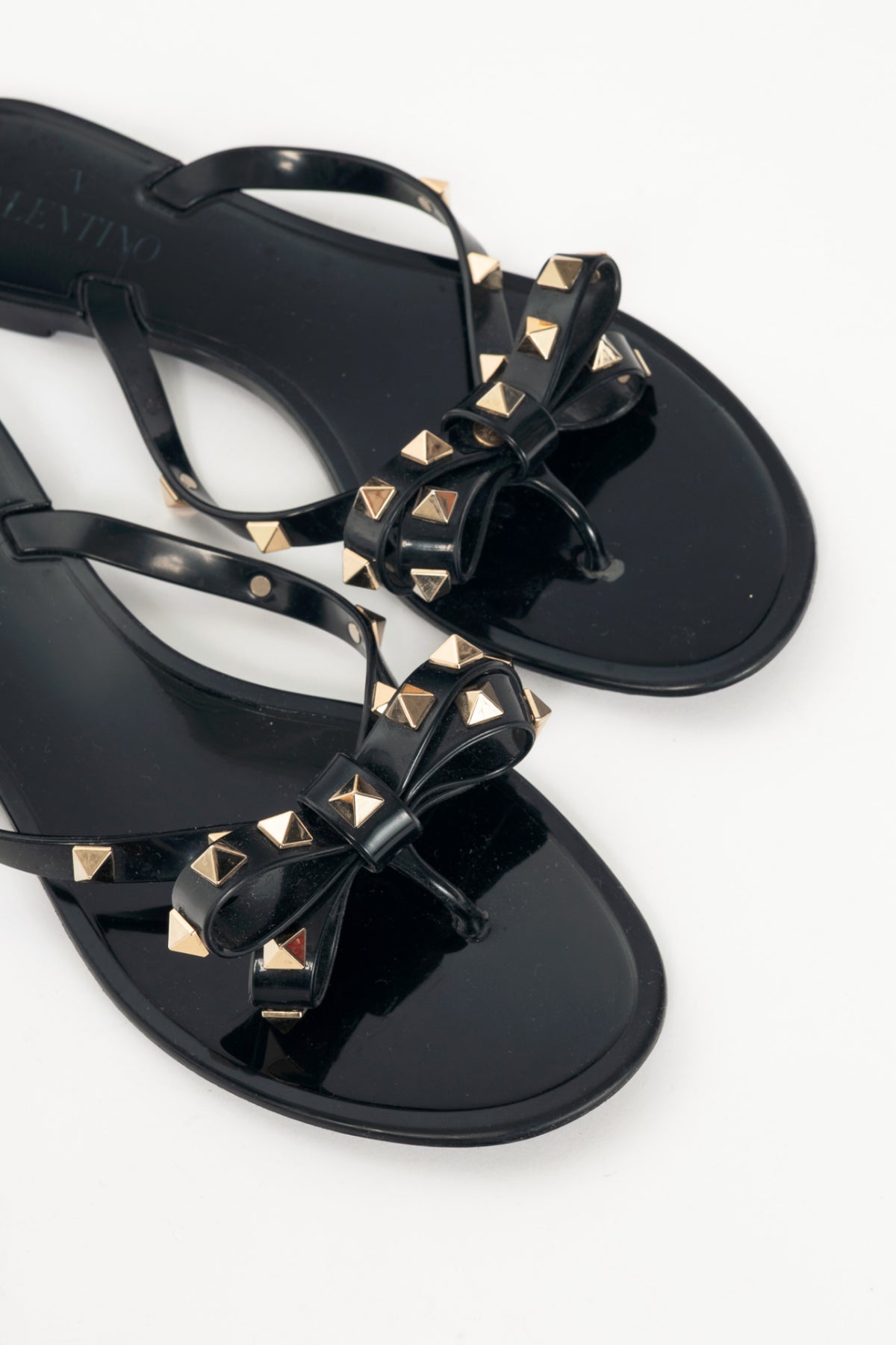 Valentino Garavani Nero Rockstud Bow Jelly Thong Sandals 