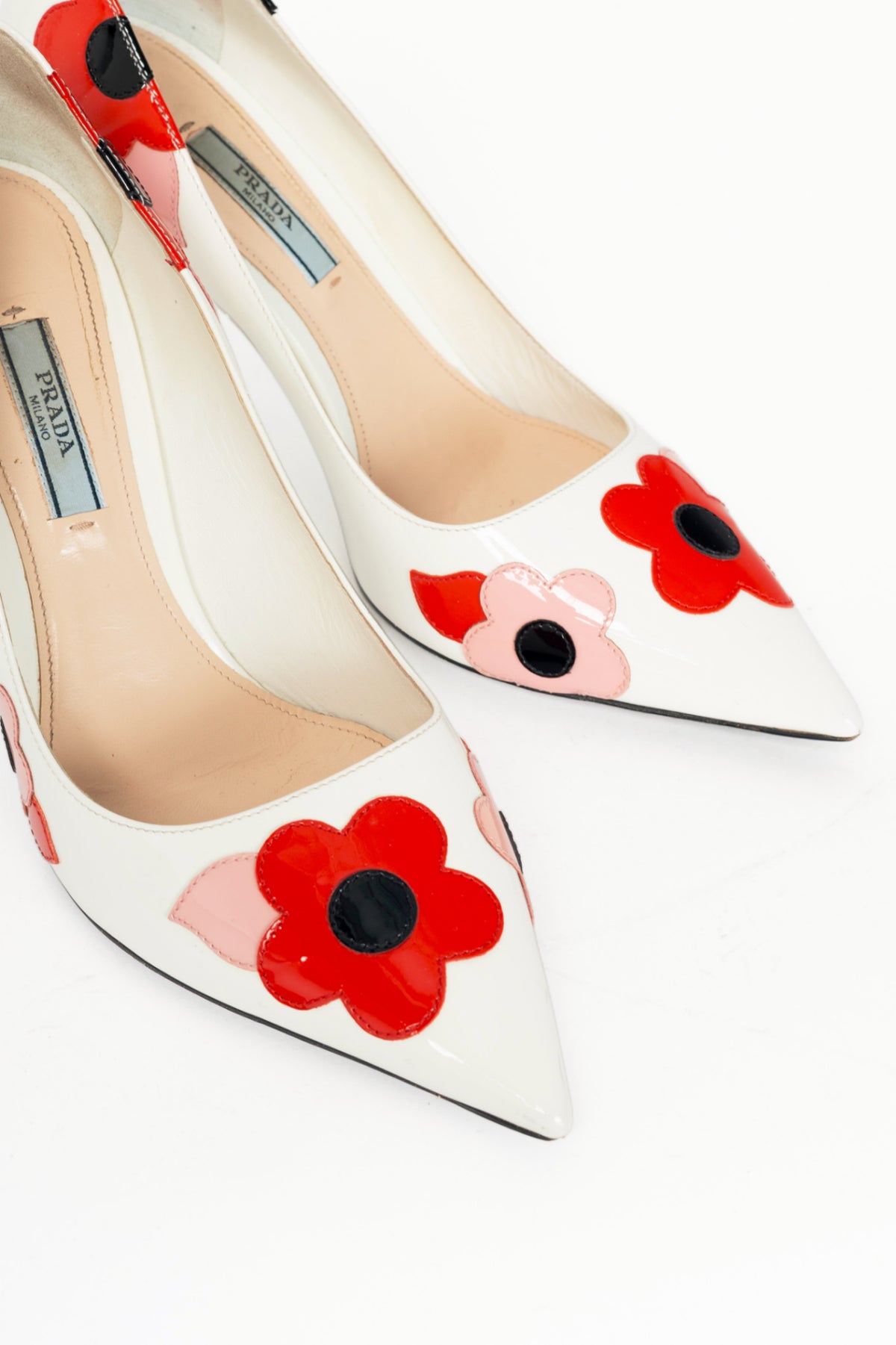 Prada R17 Bianco & Lacca Vernice Fiori Applique Pumps