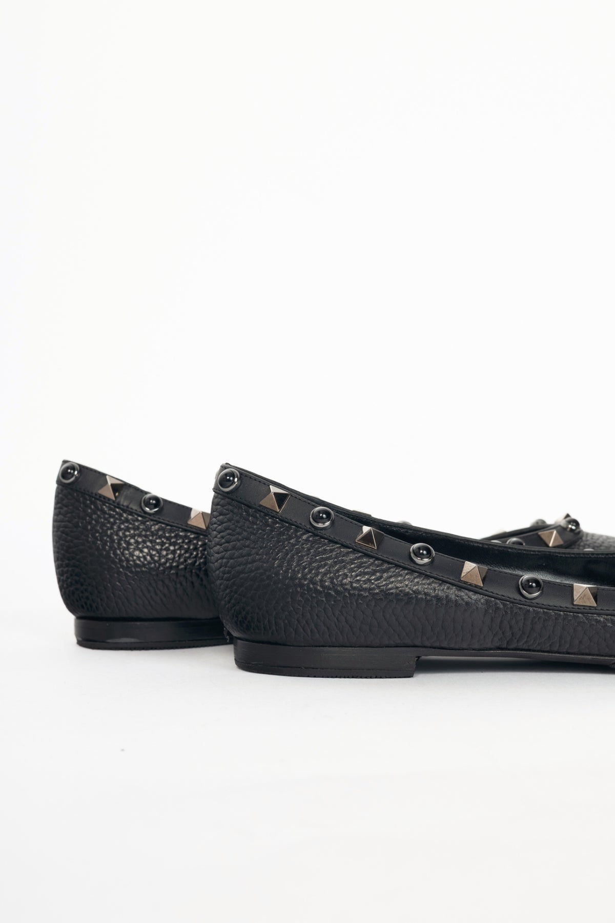 Valentino Garavani Noir Rockstud Rolling Pointed-Toe Flats