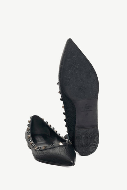 Valentino Garavani Noir Rockstud Rolling Pointed-Toe Flats