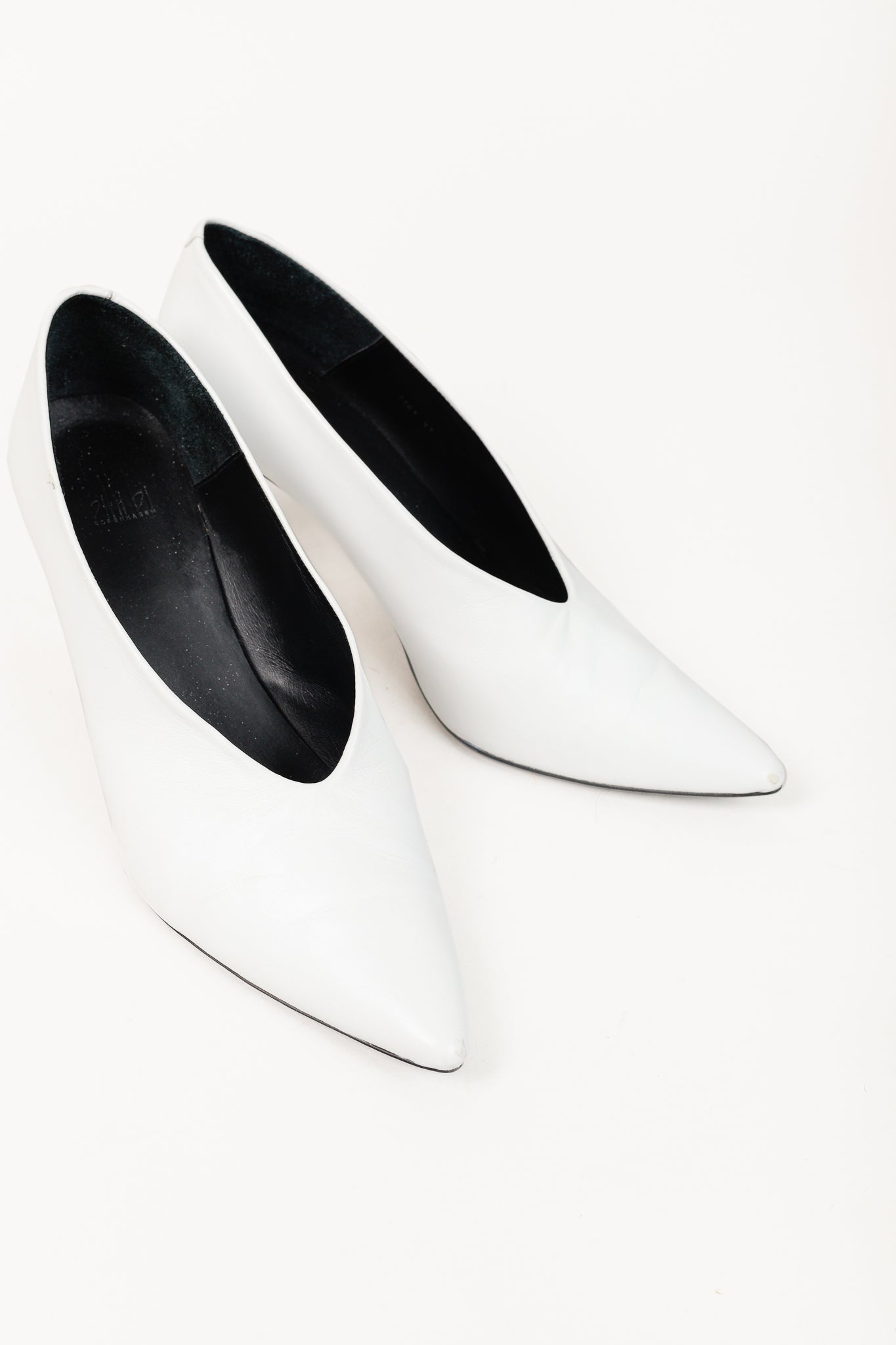 Billi Bi White Leather Pointed-Toe Pumps