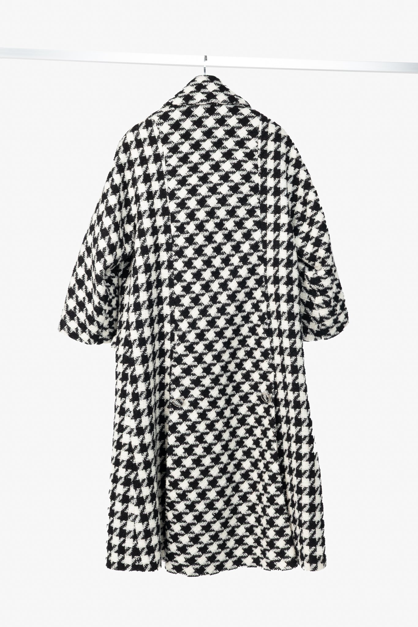 Chanel AW/19 Runway White & Black Houndstooth Wool-Tweed Coat