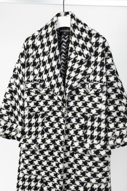 Chanel AW/19 Runway White & Black Houndstooth Wool-Tweed Coat