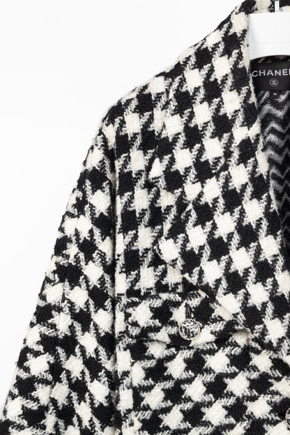 Chanel AW/19 Runway White & Black Houndstooth Wool-Tweed Coat