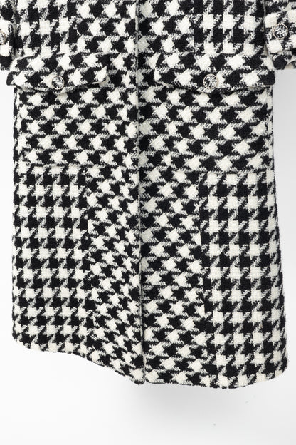 Chanel AW/19 Runway White & Black Houndstooth Wool-Tweed Coat