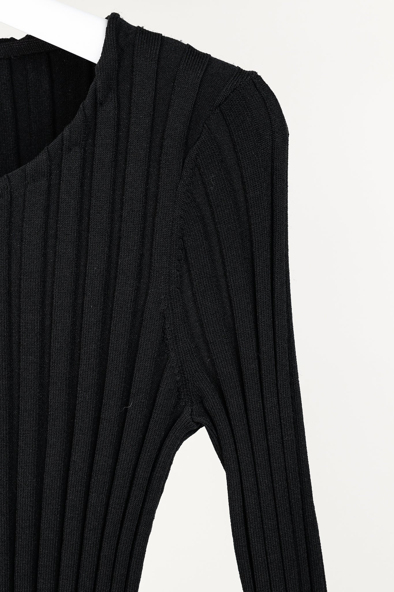 Cinq a Sept Pices Black Wide-Ribbed Knit Long Sleeve Pullover