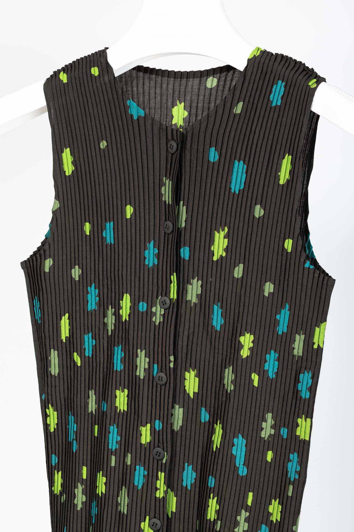 Issey Miyake Green Floral Pleated Sleeveless Buttoned Top