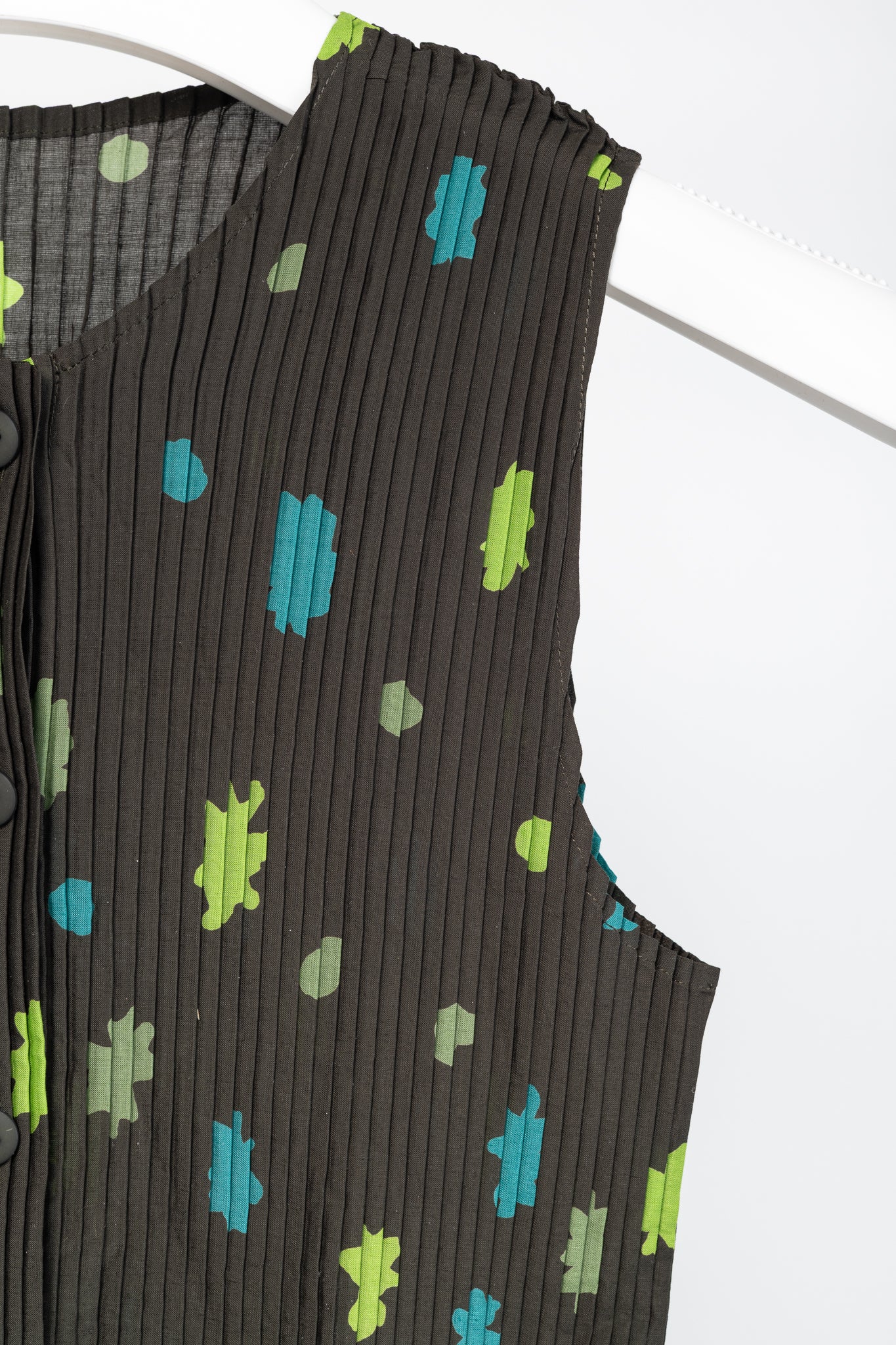 Issey Miyake Green Floral Pleated Sleeveless Buttoned Top