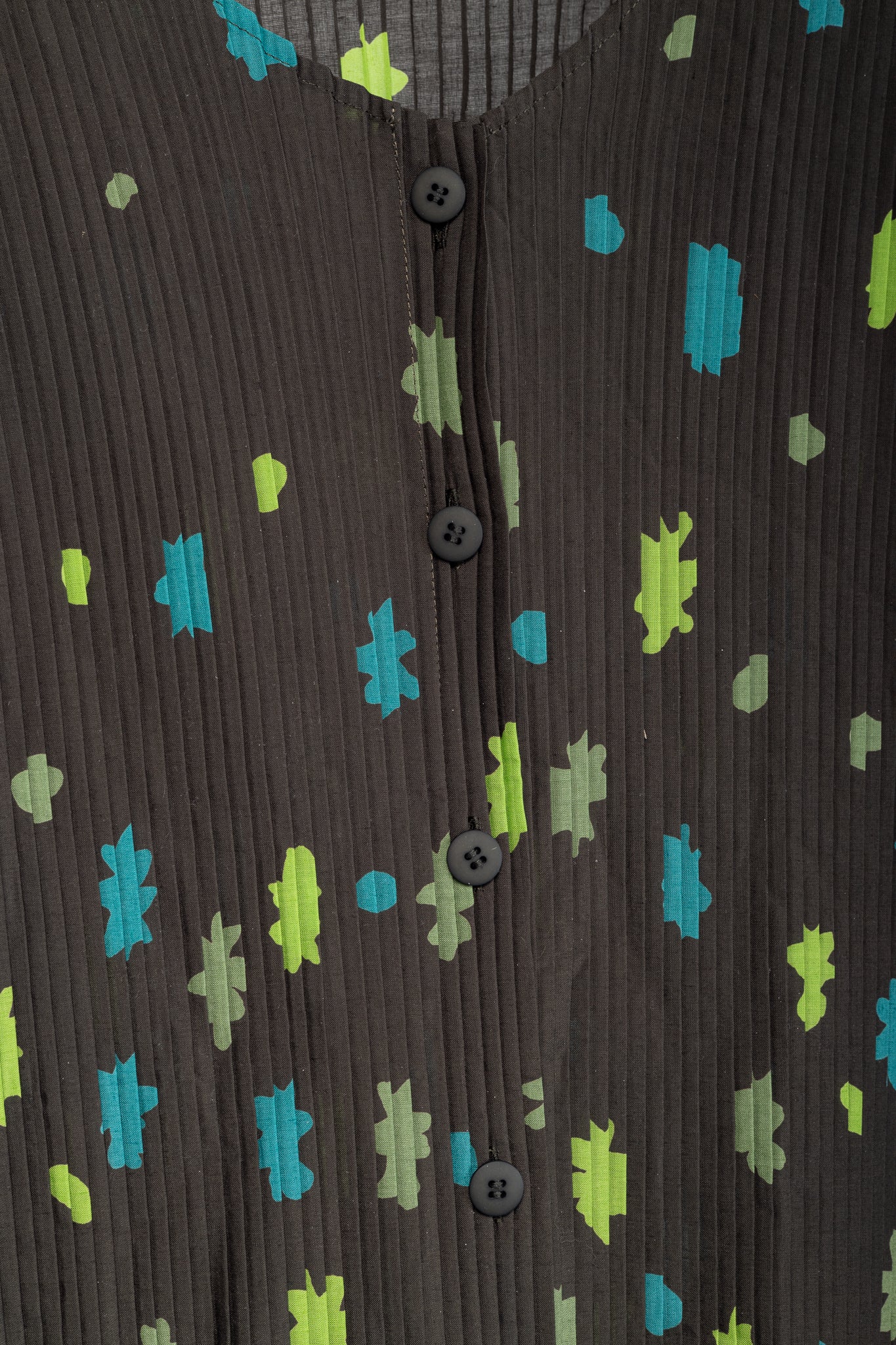 Issey Miyake Green Floral Pleated Sleeveless Buttoned Top