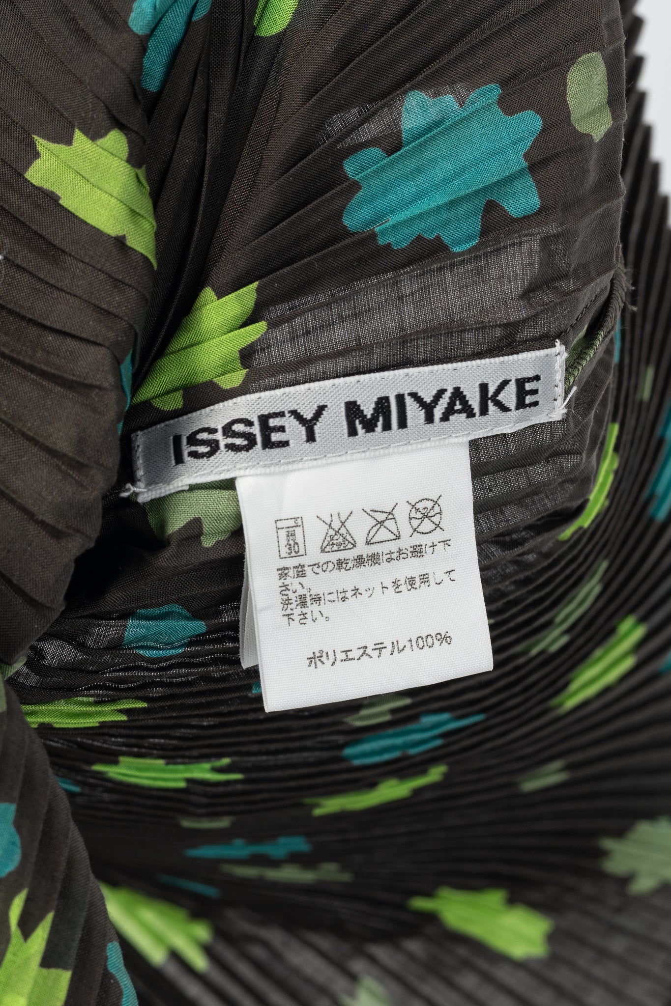 Issey Miyake Green Floral Pleated Sleeveless Buttoned Top