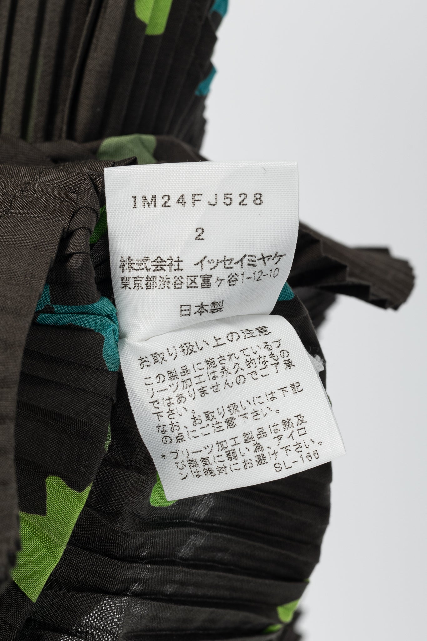 Issey Miyake Green Floral Pleated Sleeveless Buttoned Top