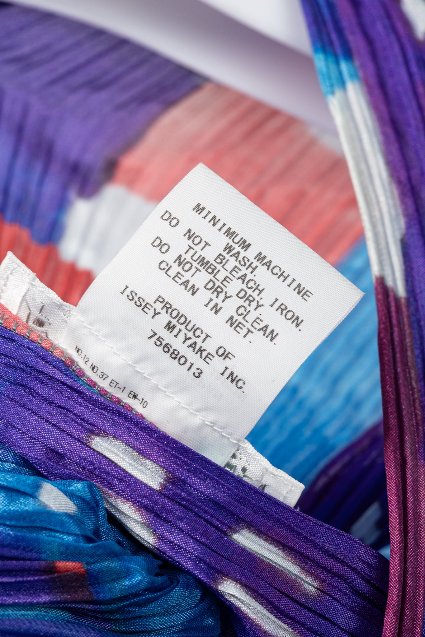 Pleats Please Issey Miyake Blue Streetscape-Print Shawl