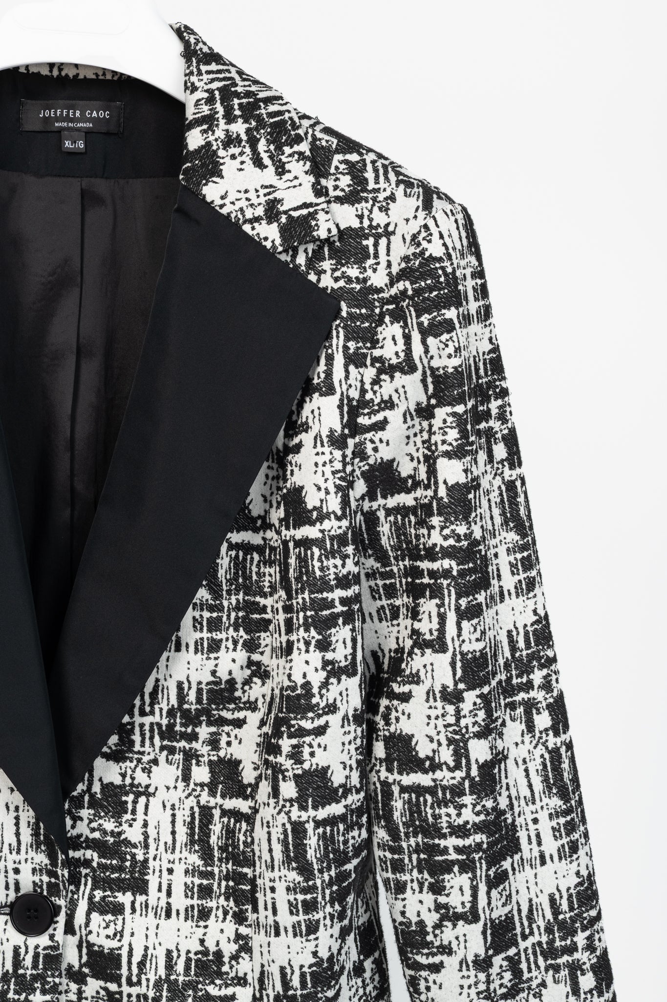 Joeffer Caoc White & Black Jacquard Contrast-Lapel Blazer