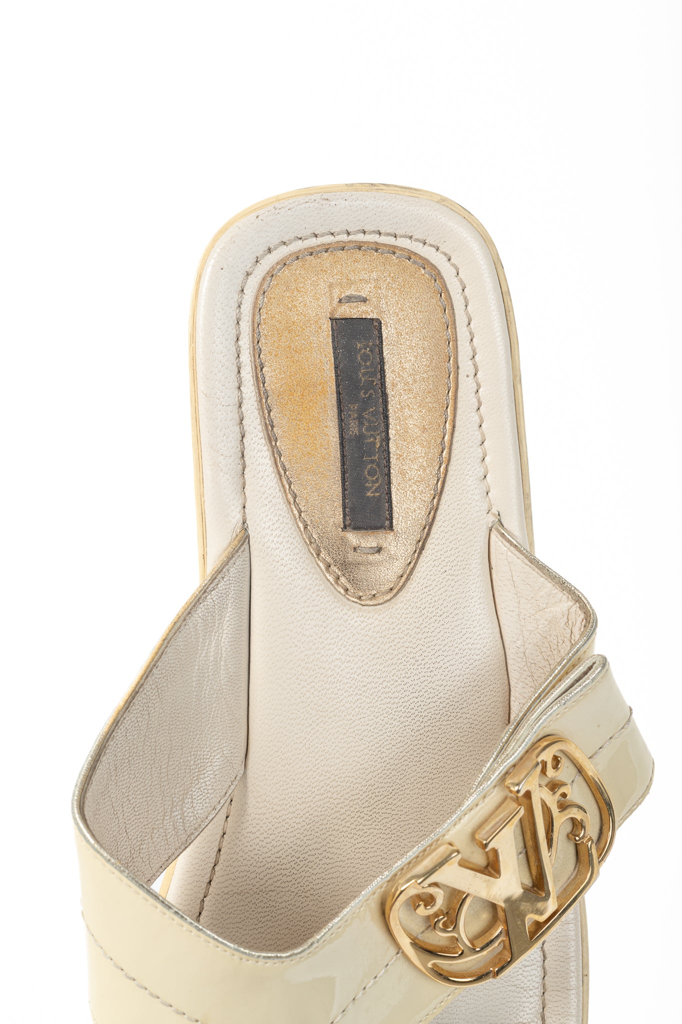 Louis Vuitton Zoé Blanc Patent-Leather LV Flat Thong Sandals