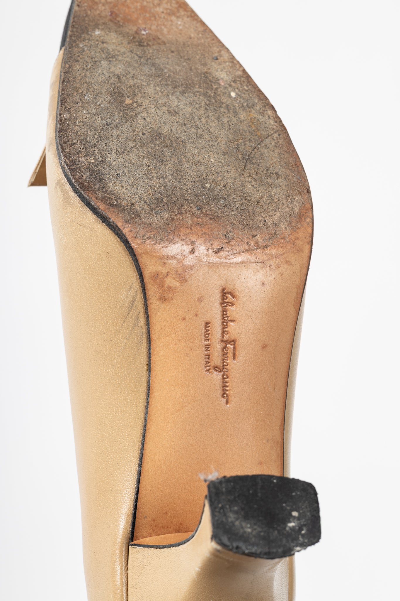 Salvatore Ferragamo Beige Leather Bow Cap-Toe Pumps