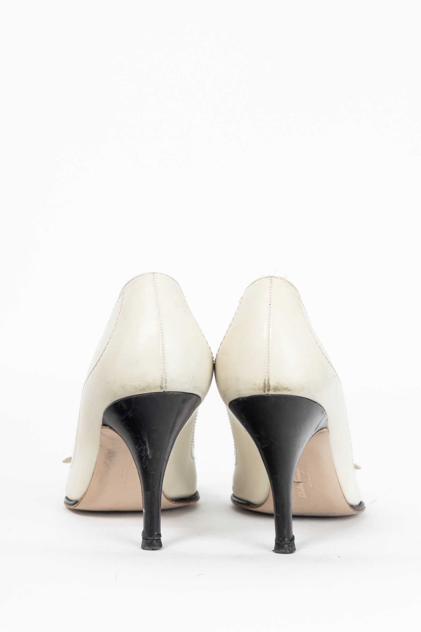 Salvatore Ferragamo Gannett 85 Porcellana & Nero Kid Leather Fringe Pumps