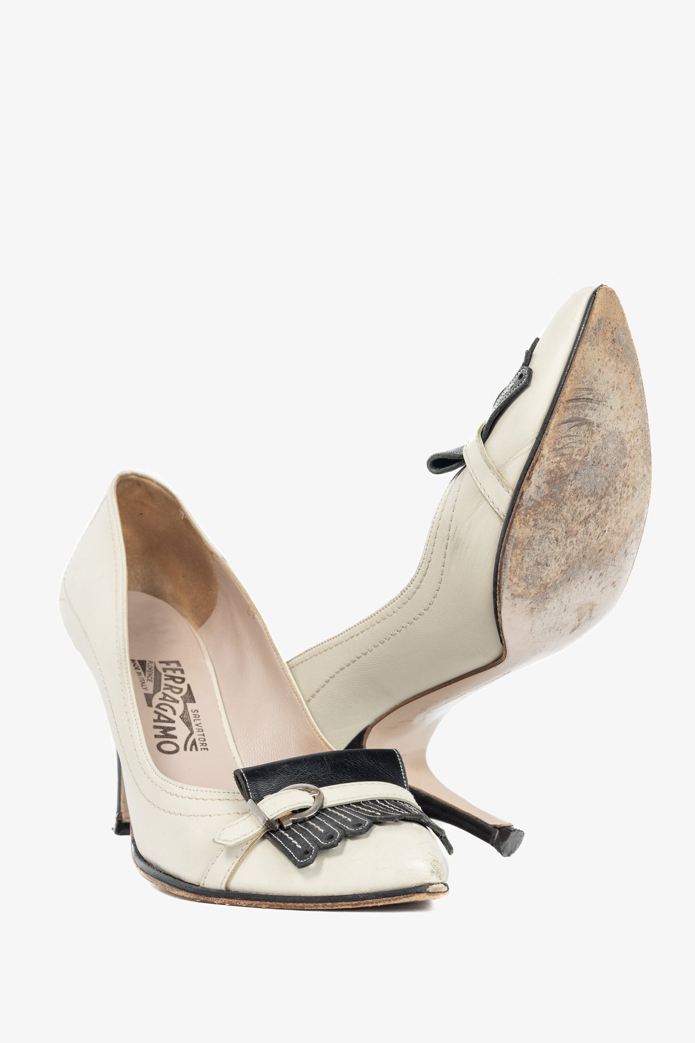Salvatore Ferragamo Gannett 85 Porcellana & Nero Kid Leather Fringe Pumps