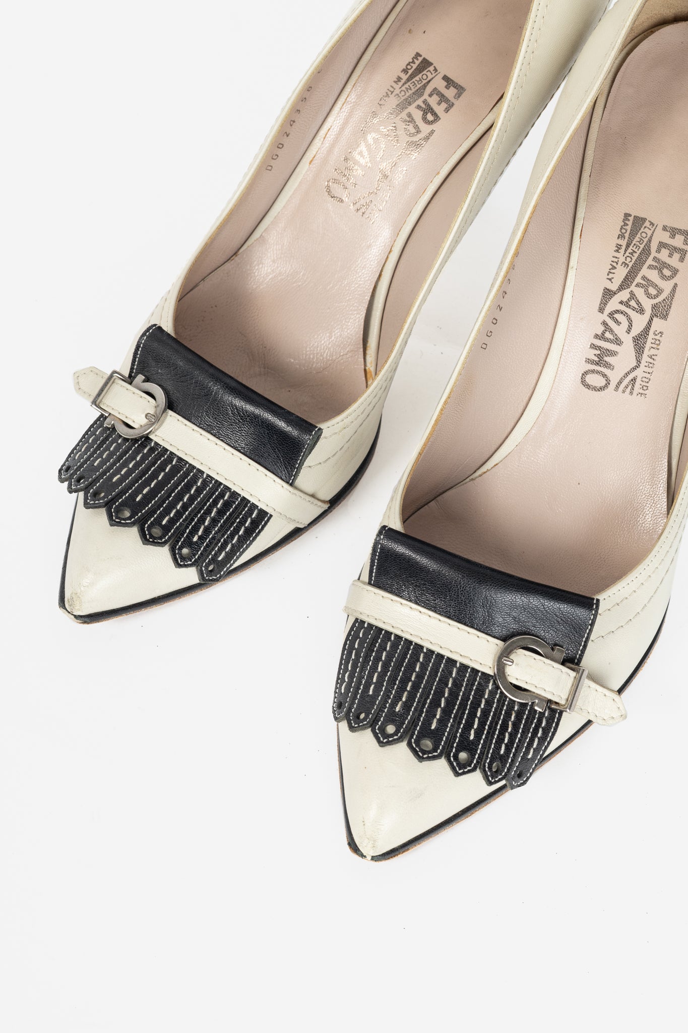Salvatore Ferragamo Gannett 85 Porcellana & Nero Kid Leather Fringe Pumps