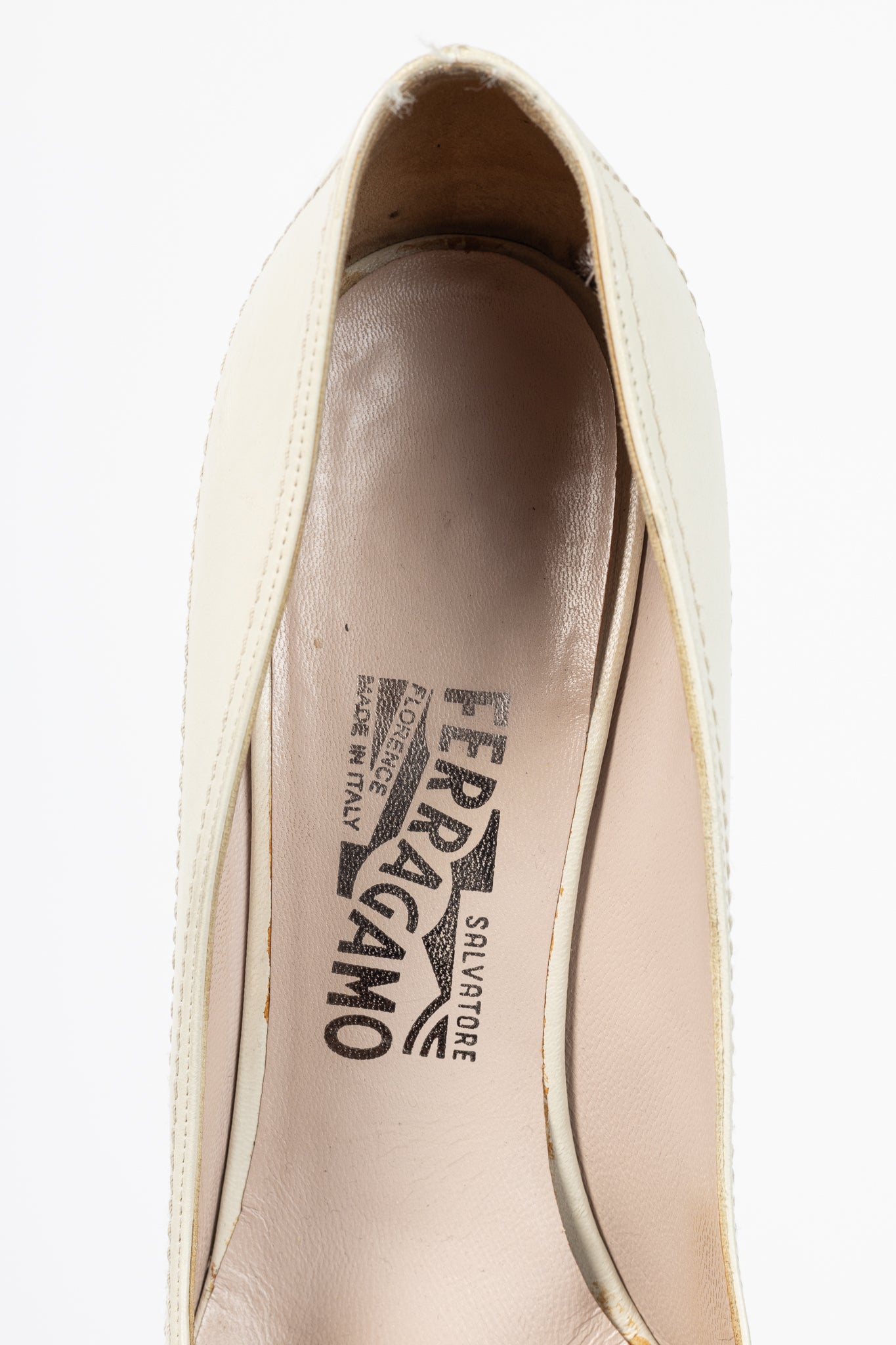 Salvatore Ferragamo Gannett 85 Porcellana & Nero Kid Leather Fringe Pumps