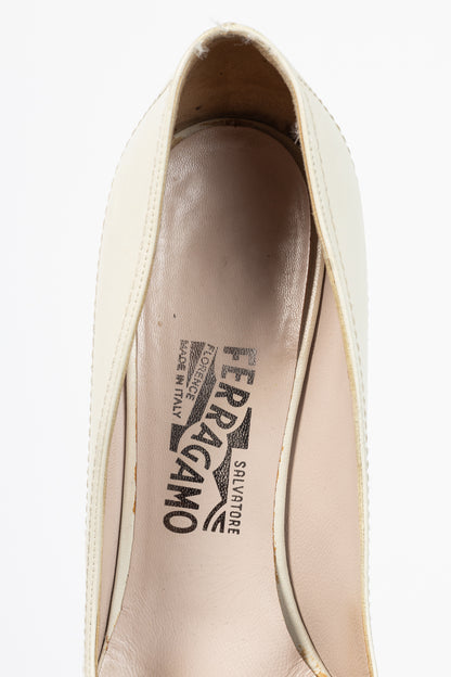 Salvatore Ferragamo Gannett 85 Porcellana & Nero Kid Leather Fringe Pumps