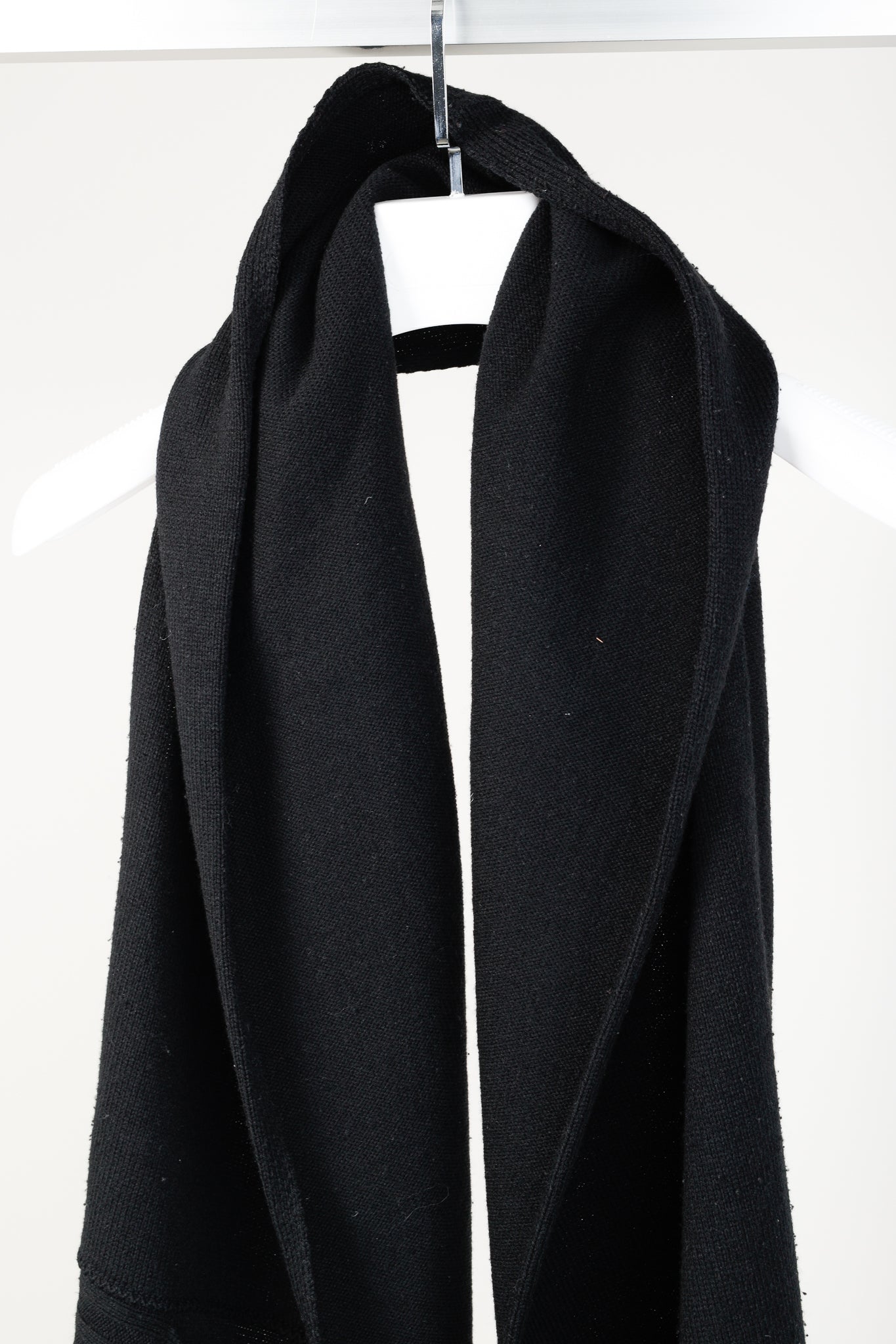 Sarah Pacini Black Wool-Blend Ribbed-Knit Pocket Scarf