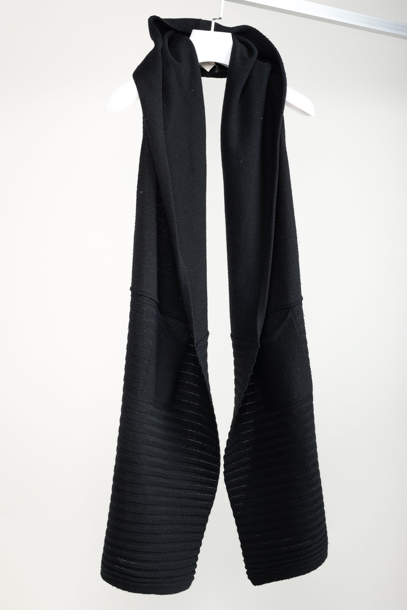 Sarah Pacini Black Wool-Blend Ribbed-Knit Pocket Scarf